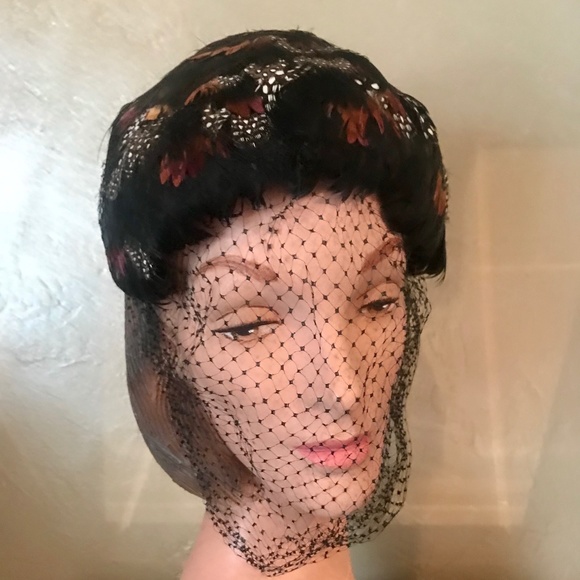 FABULOUS 1950s' BLACK/RUST/WHITE DOTTED FEATHER COCKTAIL HAT WITH BLACK VEIL - Picture 2 of 10